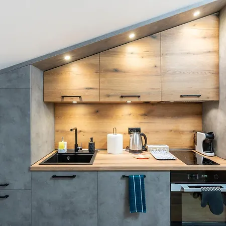 Urban Five #3 - Stylish One-bedroom With Kitchen & Parking Lejlighed *