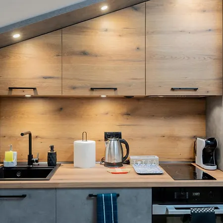 Urban Five #3 - Stylish One-bedroom With Kitchen & Parking Lejlighed