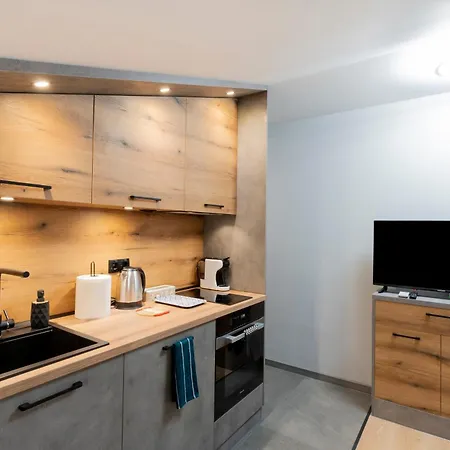 Urban Five #3 - Stylish One-bedroom With Kitchen & Parking Lejlighed