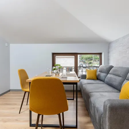 Urban Five #3 - Stylish One-bedroom With Kitchen & Parking Lejlighed *