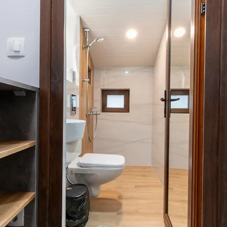 Urban Five #3 - Stylish One-bedroom With Kitchen & Parking Lejlighed *
