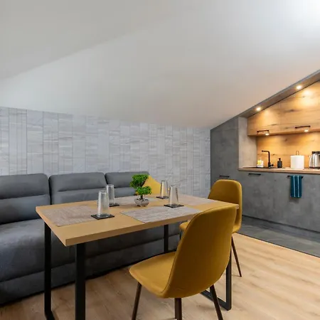 Urban Five #3 - Stylish One-bedroom With Kitchen & Parking Lejlighed