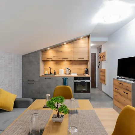 Urban Five #3 - Stylish One-bedroom With Kitchen & Parking *