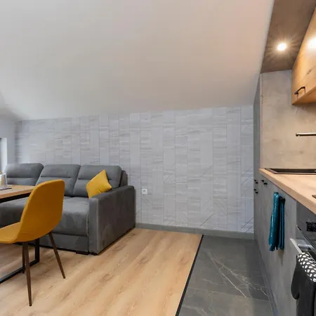 Urban Five #3 - Stylish One-bedroom With Kitchen & Parking Lejlighed
