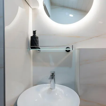 Urban Five #3 - Stylish One-bedroom With Kitchen & Parking Lejlighed *