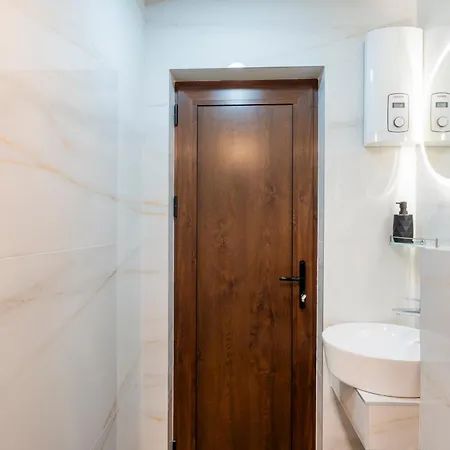 Urban Five #3 - Stylish One-bedroom With Kitchen & Parking