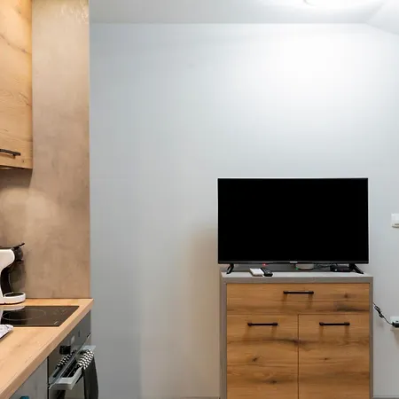 Urban Five #3 - Stylish One-bedroom With Kitchen & Parking Lejlighed