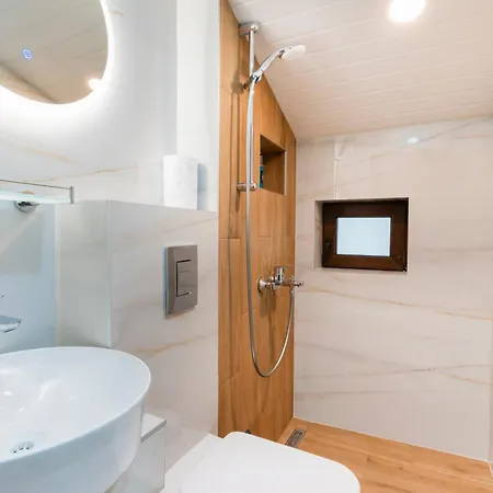 Lejlighed Urban Five #3 - Stylish One-bedroom With Kitchen & Parking *