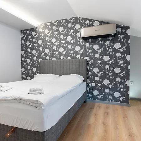 Urban Five #3 - Stylish One-bedroom With Kitchen & Parking Lejlighed *