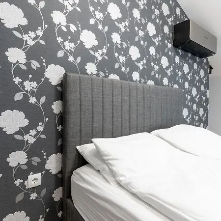 Urban Five #3 - Stylish One-bedroom With Kitchen & Parking *